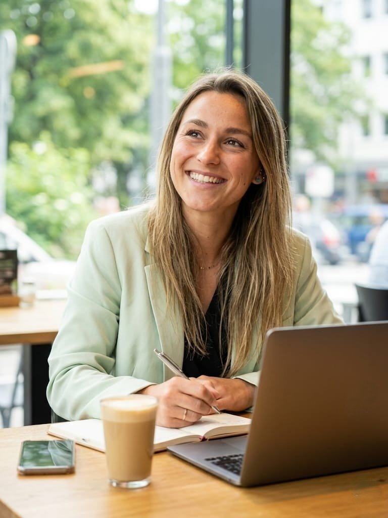 Frau Ortner im Cafe mit Laptop